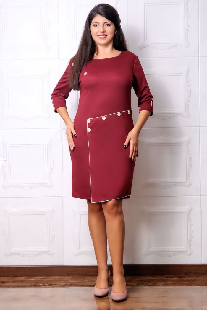 Rochie accesorizata cu nasturi bordo