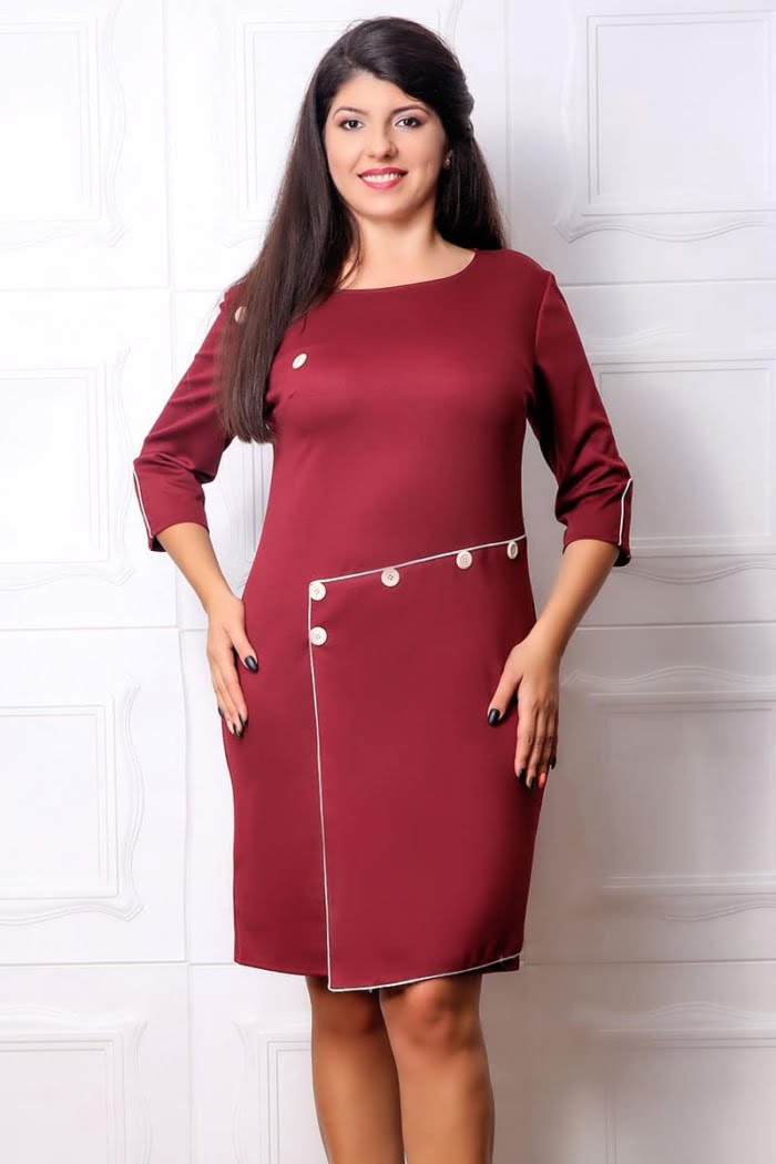 Rochie accesorizata cu nasturi bordo