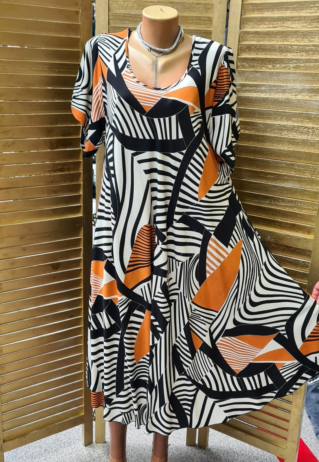 WhatsApp Image 2025 03 05 at 10.25.21 5 - Rochie Maxi din Vascoza cod 0009